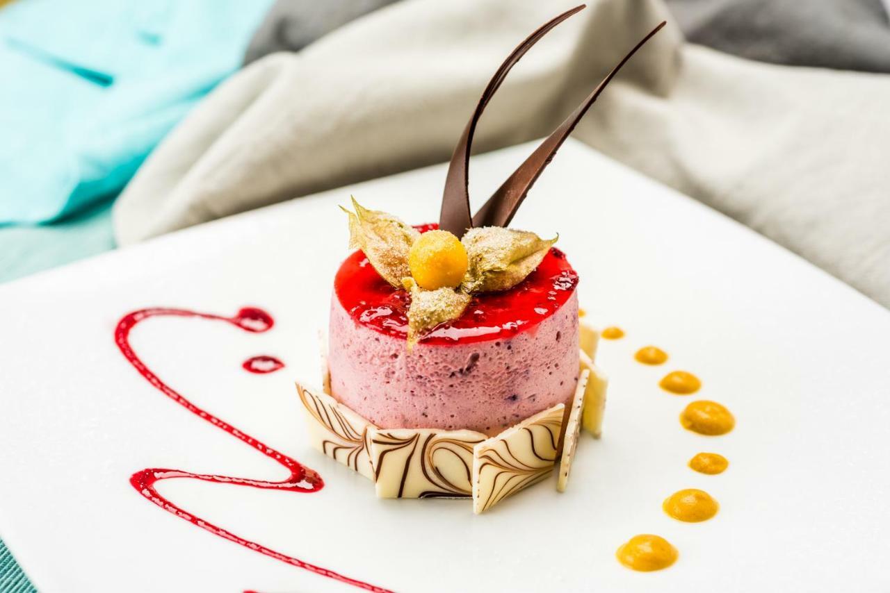 Cosmos 100 Hotel & Centro De Convenciones - Hoteles Cosmos Bogota Bagian luar foto A dessert