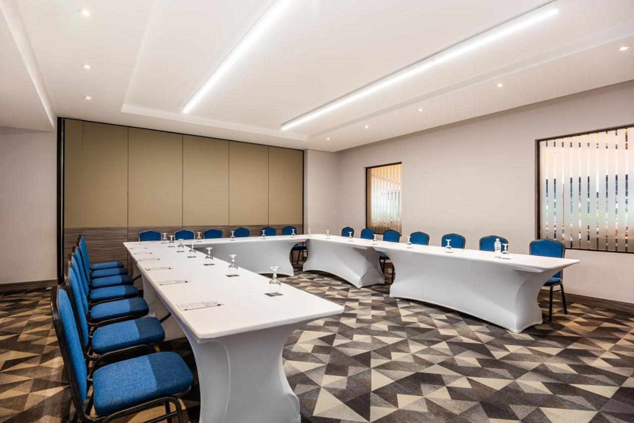 Cosmos 100 Hotel & Centro De Convenciones - Hoteles Cosmos Bogota Bagian luar foto Meeting room